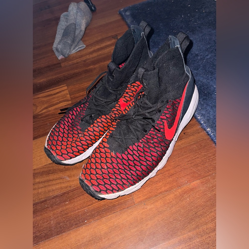 Nike Air Footscape Magista Flyknit
Black/Bright Crimson-Gym Red. Nike Knit shoe